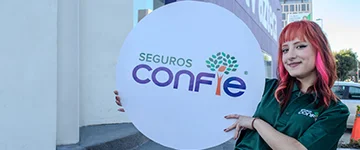 View of a group of agents viewing the Seguros Confie logo.